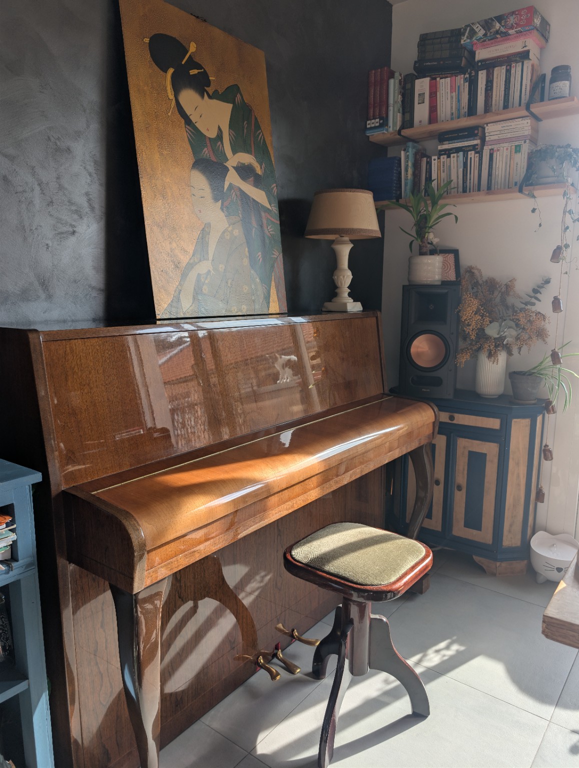 Piano droit en bois dans le salon lumineux d'Emmanuelle à Toulouse